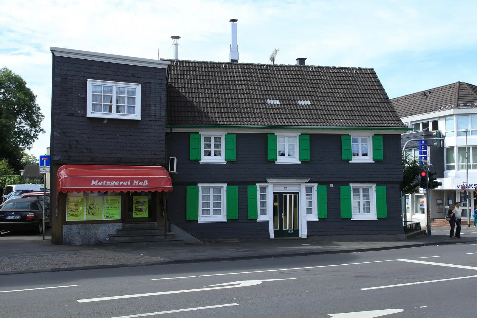 Bergisches Schieferhaus an der Hastener Straße in Remscheid mit grünen Fensterläden und weißen Fensterrahmen