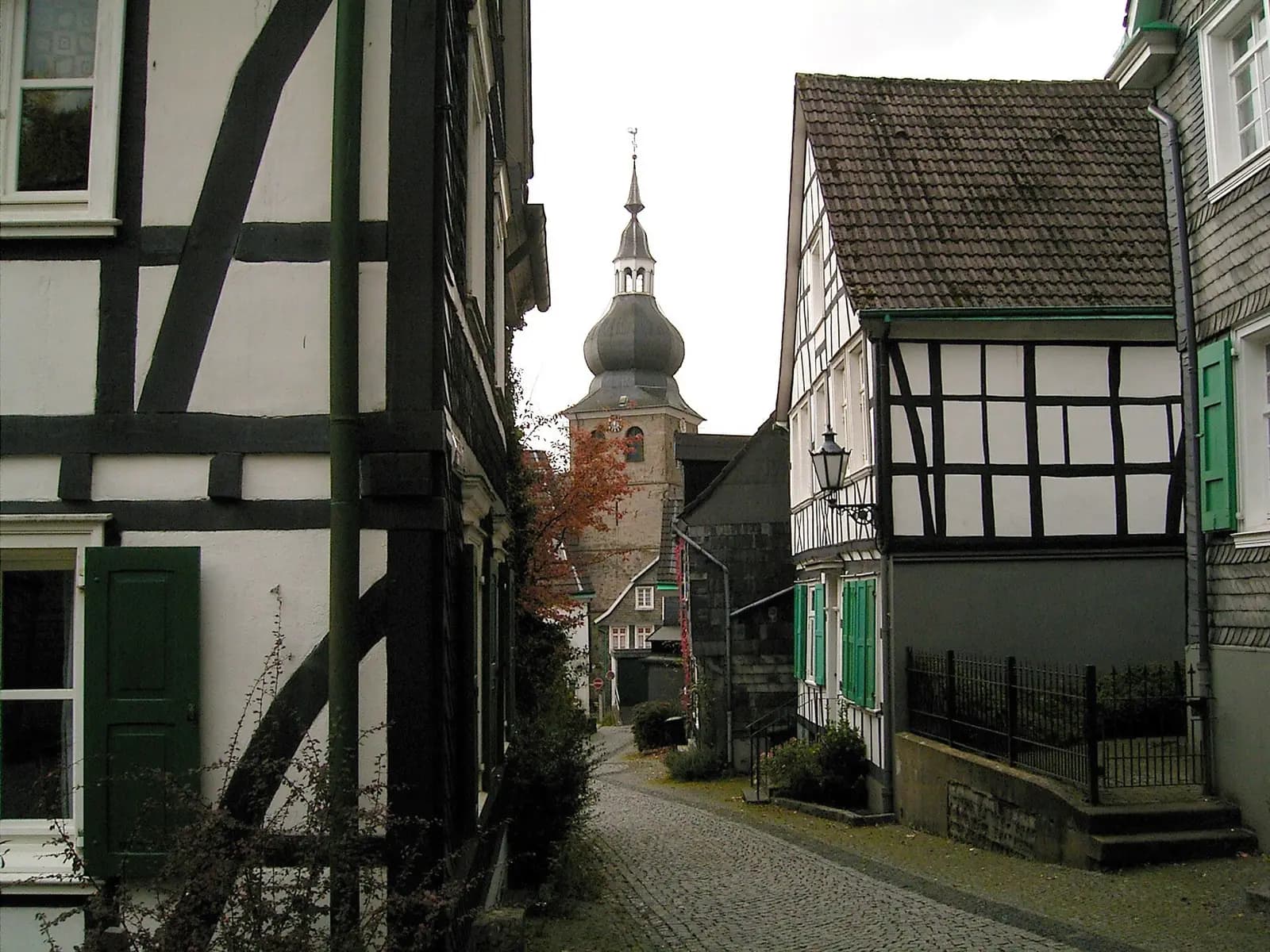 Gasse in der Altstadt von Remscheid-Lennep mit Schiefer- und Fachwerkhäusern